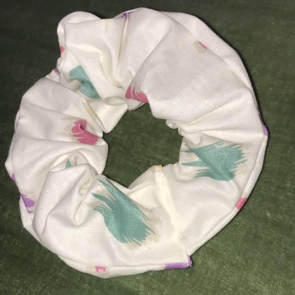 White pastel oversized vintage shapes scrunchie - Picture 2 of 2